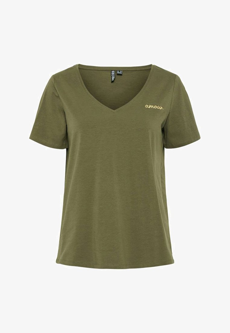 T-shirt vert olive avec un col en V, manches courtes, et "amour" brodé en fil doré sur le côté gauche. Tissu doux et léger.
