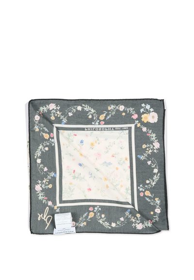 Vierkante sjaal met een bloemenpatroon en een donker groene rand, met lichtgekleurde bloemen op een gebroken witte achtergrond, een lichte structuur en een merklabel.