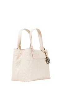 Borsa beige testurizzata con loghi in rilievo, doppi manici e un accento argentato. Presenta un design strutturato e una finitura liscia.
