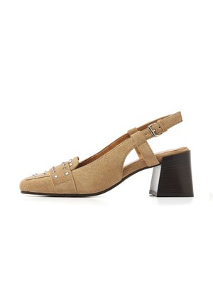 Beiger Wildleder-Slingback-Schuh mit silbernen Nieten am vorderen Riemen, einer eckigen Spitze und einem klobigen dunkelbraunen Blockabsatz.