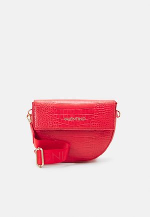 Rød Red Valentino crossbody-taske med falsk krokodilletekstur, klaplukning og justerbar bred rem med guldfarvet hardware.