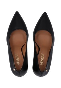 Černé ploché baleríny s špičatou špičkou vyrobené z hladké kůže s prořezávanými bočními stranami. Hnědá vnitřní podšívka s logem značky. Malý kovový akcent.