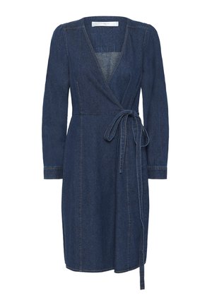 Džinsinė suknelė su apvyniojimo dizainu, giliu V formos iškirpimu, ilgomis rankovėmis ir raiščiu juosmenyje. Pabrėžia kontrastinės siūlės ir kelių ilgiai.