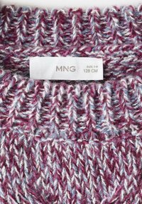 Pletená svetr v odstínech burgundské, modré a bílé s texturovaným cik-cak vzorem. Na štítku je napsáno "MNG," velikost 7-8, 128 cm.