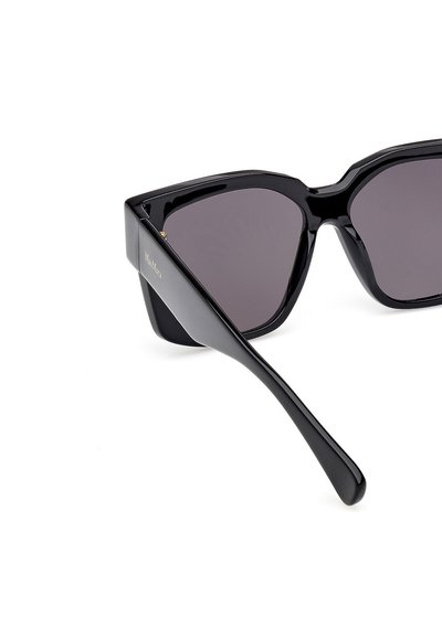 Occhiali da sole neri con forma geometrica, dotati di lenti scure e montatura in acetato lucido. Design monocromatico con aste slanciate.
