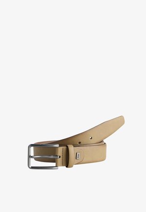 Hellbrauner Leder Gürtel mit silberner rechteckiger Schnalle und drei sichtbaren Löchern, zusammengerollt mit der Spitze nach außen gerichtet.