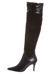 Stivale nero al ginocchio con punta appuntita, realizzato in camoscio e materiale lucido sulla parte superiore. Presenta un tacco sottile e un design elegante.