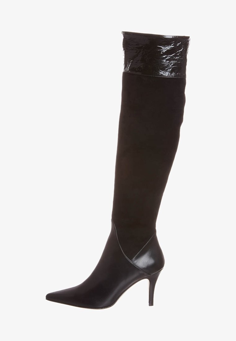 Stivale nero al ginocchio con punta appuntita, realizzato in camoscio e materiale lucido sulla parte superiore. Presenta un tacco sottile e un design elegante.