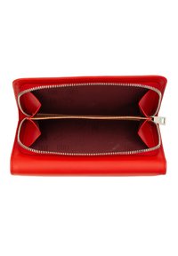 Portafoglio in pelle rossa con chiusura a zip, due scomparti principali e una superficie liscia, foderato con tessuto scuro e motivi in rilievo.