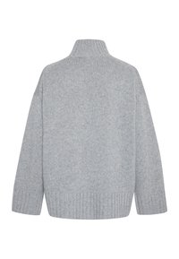 Pull en maille gris clair avec un col montant, des épaules tombantes et des poignets côtelés. Texture douce et coupe ample pour le confort.