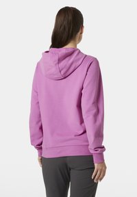 Sudadera con capucha en un brillante tono rosa, con una textura suave, mangas largas y un ajuste relajado. Presenta un diseño simple y puños acanalados.