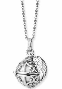 Sølvvedhæng i form af en locket på en kæde, prydet med indviklede filigranmønstre og en vingeaccent. Locketen er sfærisk med en blank overflade.