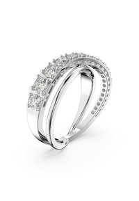 En silverring med en böjd design, som har flera glittrande diamanter som är inlagda i en rad längs toppen och mindre stenar på sidorna.