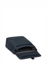 Marineblauwe rugzak van textuurstof; voorzien van een bovenopening met ritsen en een binnencompartiment met een klittenbandsluiting.