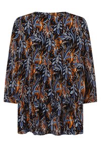 Blumendruckkleid mit schwarzem Grundton, auf dem orangefarbene, blaue und weiße Blätter abgebildet sind. Lange Ärmel und ein mehrstufiges Design schaffen eine fließende Silhouette.