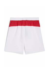 Pantalones cortos deportivos blancos con una cintura elástica roja. Tienen una textura suave y un corte holgado para mayor comodidad durante las actividades físicas.