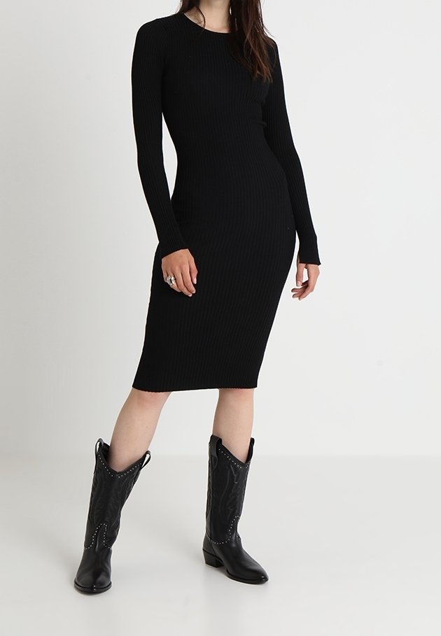 Abito midi nero a costine con maniche lunghe, forma aderente e scollatura tonda. Abbinato a stivali cowboy neri con cuciture decorative.