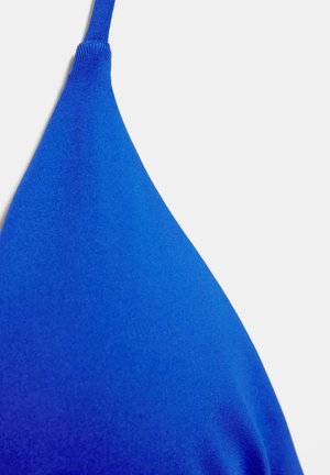 Felblauw driehoekig zwemkledingtopje met een enkele schouderband op een effen lichte achtergrond.