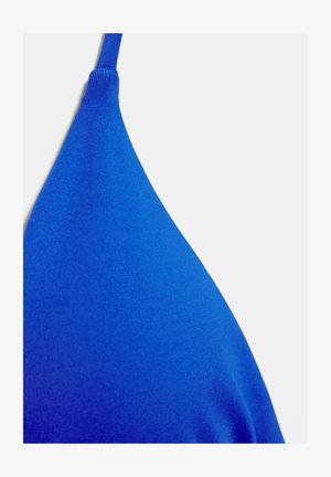 Felblauw driehoekig zwemkledingtopje met een enkele schouderband op een effen lichte achtergrond.