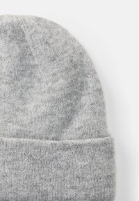 Beanie grigio in maglia con una morbida miscela di lana testurizzata. Ha un risvolto piegato e un design a punta rotonda.