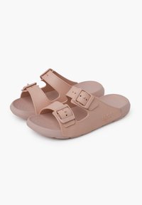 Sandalias de color rosa claro con dos correas ajustables, detalles de hebilla y plantillas texturizadas. Fabricadas con material flexible y acabado suave.