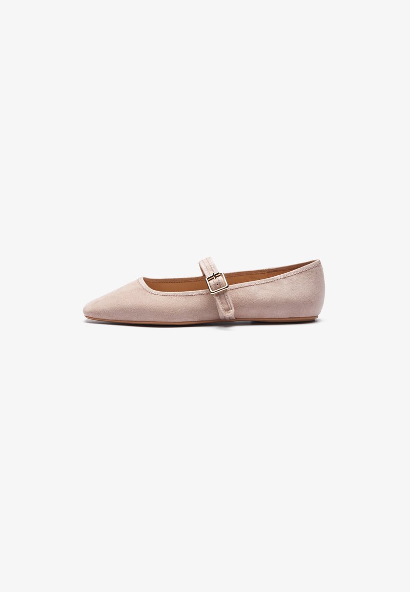 Ballerine in suede rosa con punta affusolata, una singola cintura con fibbia sul dorso del piede e una finitura opaca liscia.
