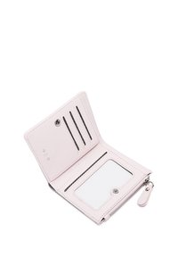 Světlě růžová peněženka s hladkým koženým povrchem, která obsahuje přihrádky na karty, průhledný držák na identifikaci a zipovou kapsu.