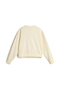 Sudadera de color crema, de manga larga, con un cuello redondeado y puños acanalados. Presenta una textura suave y un diseño corto.