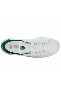 Scarpe da ginnastica bianche con accenti verdi, tomaia in sintetico liscio, punta rotonda, lacci piatti e soletta ammortizzata con il marchio K-Swiss.