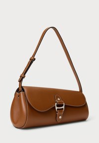 Brun lærveske med en strukturert form, med lokk-lukking og sølvfarget hardware. Stroppen er justerbar og pyntet med hvit søm.