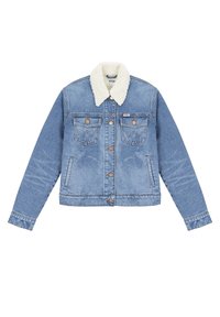 Chaqueta vaquera en azul claro con un cuello de borreguito. Cuenta con dos bolsillos en el pecho, botones de metal y un diseño corto. Detalles desgastados por toda la prenda.