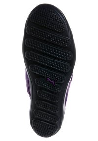 Semelle de chaussure en caoutchouc noir avec un grip à motifs, accentuée de violet et d'un petit logo blanc. Le design comprend des sections texturées pour l'adhérence.