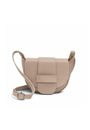 Petit sac bandoulière en cuir beige avec rabat arrondi et sangle réglable avec boucle métallique sur fond blanc.