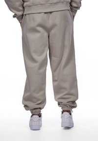 Dropsize LOOSE FIT  - Pantalones deportivos - pumice stone