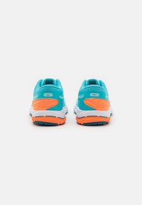 Zapatillas de running azules con un acento naranja, con una parte superior texturizada y una suela acolchada, vistas desde atrás con un detalle del logo.