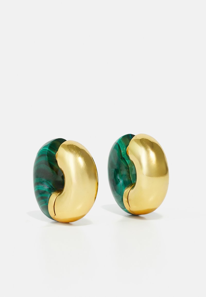 Zelené náušnice z malachitu so zlatými akcentmi. Hladký zaoblený tvar s jemnou textúrou. Výrazné zlaté krivky bezproblémovo integrované do dizajnu.