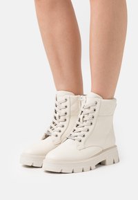 s.Oliver Platform ankle boots - cream