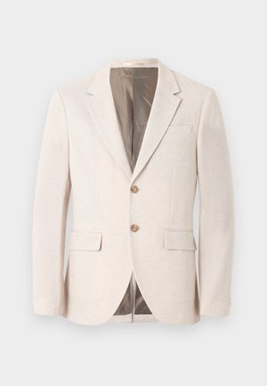 Blazer beige pour homme avec deux boutons, revers crantés, deux poches avant à rabat et une poche poitrine passepoilée, présenté sur un fond clair.