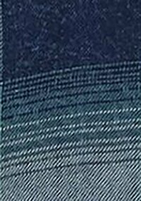 Denim stof met een ombre-gradiënt van donkerblauw naar lichtblauw. De textuur is glad met subtiele horizontale weefdetails.