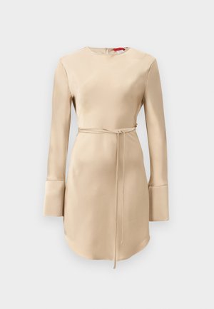 Beige satiinihame, jossa on pitkät hihat ja kellot, vyötäröllä solmittava vyö ja pyöreä pääntie, takana vetoketjukiinnitys.