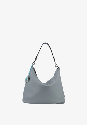Borsa a tracolla in pelle grigia con tracolla nera regolabile e una piccola pochette grigia attaccata con un bottone blu e cordoncino.
