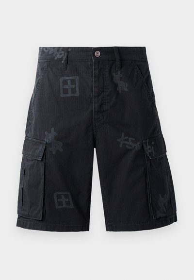 Schwarze Cargo-Shorts mit zwei Seitentaschen, einem Knopfverschluss und tonalen grafischen Mustern. Aus strukturiertem Stoff gefertigt.