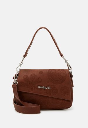 Bolso de hombro de cuero marrón con patrones florales en relieve, logotipo plateado de Desigual, asa trenzada y correa ajustable y desmontable.