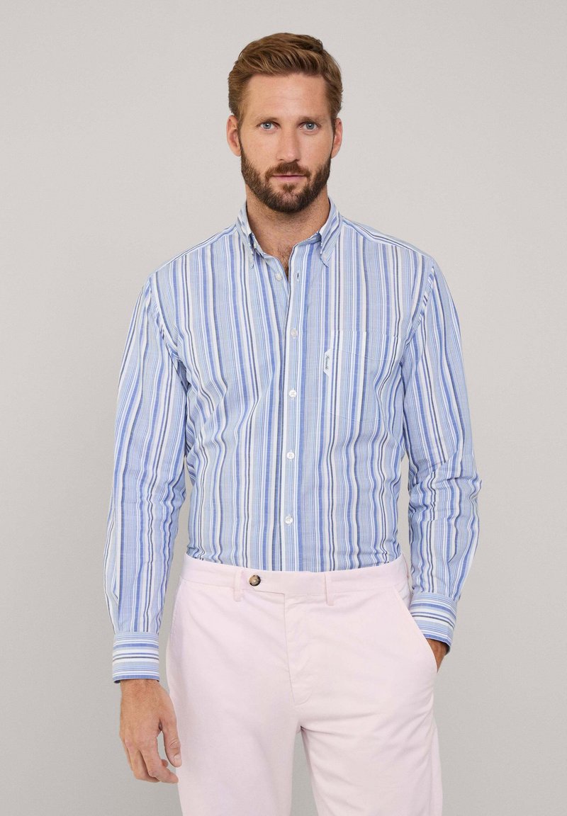 Camicia a righe abbottonata in blue chiaro e bianco, realizzata in cotone. Presenta maniche lunghe, una tasca sul petto e un colletto classico.