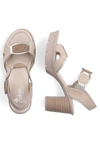 Sandales à talons beiges à bout ouvert avec brides réglables, semelle rembourrée et talons blocs texturés, vues de dessus et de côté.