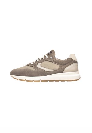 Basket de suède et textile en marron clair et beige. Présente un bout arrondi, des lacets blancs et une semelle intermédiaire épaisse blanche avec une semelle extérieure beige.