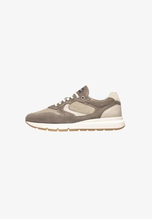 Sneaker in suede e tessuto di colore marrone chiaro e beige. Caratterizzato da una punta arrotondata, lacci bianchi e una suola intermedia bianca spessa con una suola esterna beige.