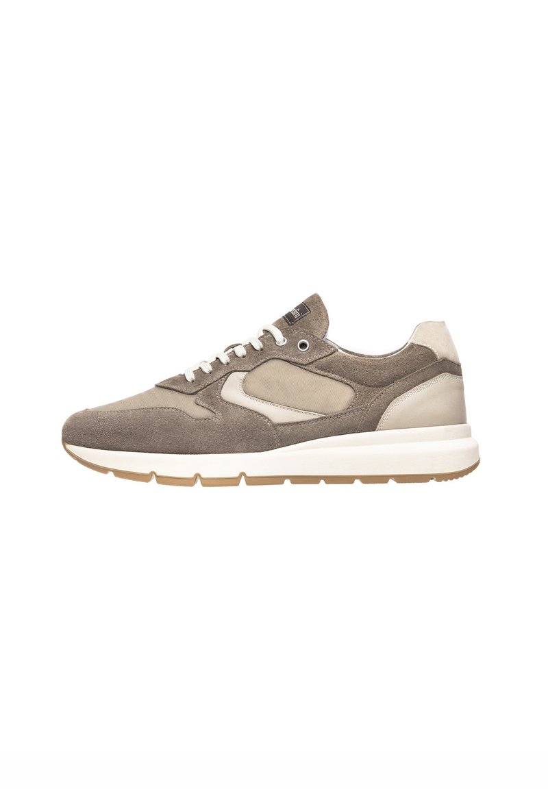 Basket de suède et textile en marron clair et beige. Présente un bout arrondi, des lacets blancs et une semelle intermédiaire épaisse blanche avec une semelle extérieure beige.