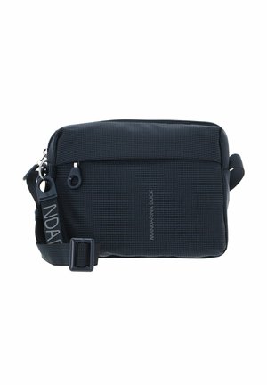 Sac en tissu noir avec une finition texturée, équipé d'une fermeture éclair, d'une sangle réglable et d'une poche avant au design minimaliste.