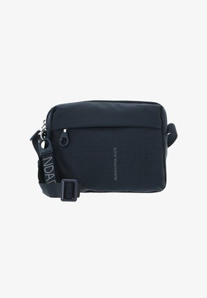 Sac en tissu noir avec une finition texturée, équipé d'une fermeture éclair, d'une sangle réglable et d'une poche avant au design minimaliste.